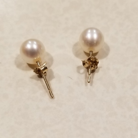 14K Yellow Gold Cultured Pearl Stud Earrings 6mm - Picture 2 of 3